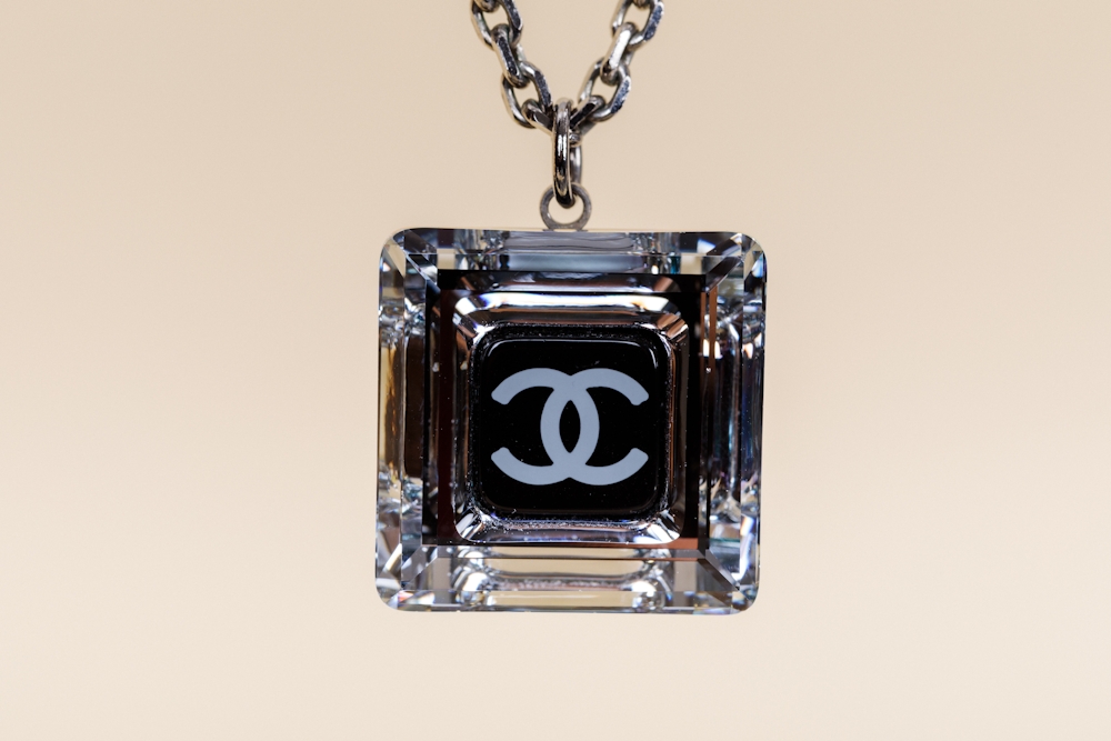 Vintage 90s Chanel CC Logo Heart Charm Gold Plated Chain Long Magnifyi –  Mint Market